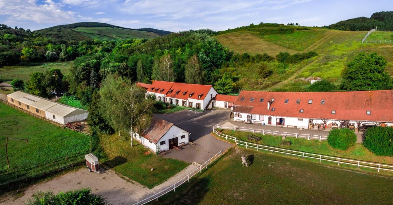 Matyus Udvarhaz Kengyel Fogado Eger Bagian luar foto